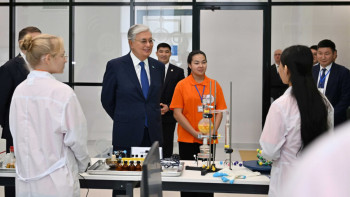 Фотография к новости: Президент балаларға арналған IQostanay smart орталығын аралап көрді