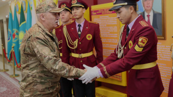 Фотография к новости: Қорғаныс министрі "Арыстан" лицейінің тәрбиеленушілерімен кездесті