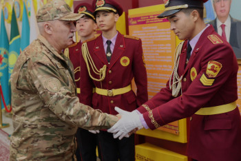 Фотография к новости: Қорғаныс министрі "Арыстан" лицейінің тәрбиеленушілерімен кездесті