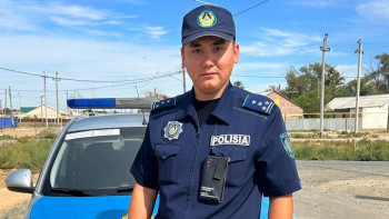 Фотография к новости: Полицейлер пәтерде жалғыз кілттеніп қалған бүлдіршінді құтқарды