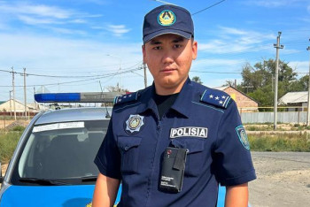 Фотография к новости: Полицейлер пәтерде жалғыз кілттеніп қалған бүлдіршінді құтқарды