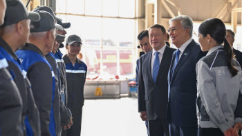 Фотография к новости: Тоқаев кәсіпорынның еңбек ұжымымен жүздесті