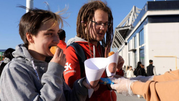 Фотография к новости: Көшпенділер ойындары. Астана еріктілері 100 келіден аса бауырсақ таратты