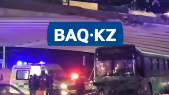 Фотография к новости: Алматы облысында автобус көпірден шығып кетіп, көлік үстіне құлады