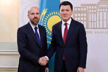 Фотография к новости: Мемлекеттік кеңесші Дүниежүзілік этноспорт конфедерациясының президентімен кездесті