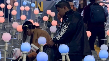 Фотография к новости: Димаштың елордалық жанкүйерлері концерттен кейін стадионды қоқыстан тазартты