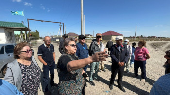 Фотография к новости: Әкімдіктегілер тақтайдай тегіс жолды ойдым-ойдым еткен