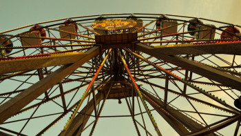 Фотография к новости: Қарағандыда аттракцион құлап, екі адам зардап шекті