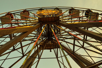 Фотография к новости: Қарағандыда аттракцион құлап, екі адам зардап шекті