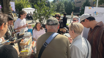 Фотография к новости: Фоторепортаж: Алматыдағы кітап фестиваліне 50 мың адам келді