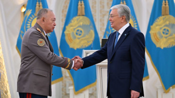 Фотография к новости: ҰҚК-нің бұрынғы басшысы Президенттің қолынан Алтын жұлдыз және "Отан"орденін алды