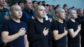 Фотография к новости: Астанада әскерге шақырылғандар борышын өтеуге салтанатты түрде аттанды