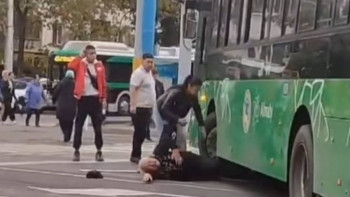 Фотография к новости: Алматыда зейнеткерді автобус қағып кетті