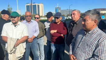 Фотография к новости: Әкімдікке жиналған шаруалар өтемақы талап етті