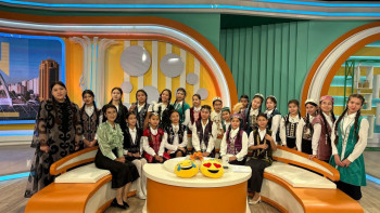 Фотография к новости: Астанада оқушылар арасында "Бұрымды қыз" челленджі басталды