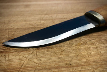 СҚО-да анасы сабақ қарамағаны үшін қызын пышақтаған