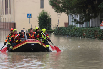 Фотография к новости: Италияда су тасқынына байланысты мыңдаған адам эвакуацияланды