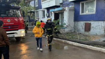 Фотография к новости: Өрт сөндірушілер алты адамды өрттен аман алып қалды