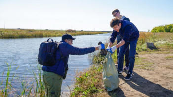 Фотография к новости: Дипломаттар Қарасу өзенінің жағасын тазартты