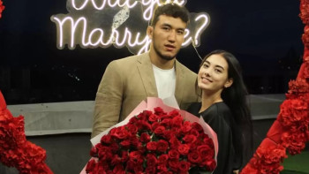 Фотография к новости: Әлем чемпионы Ризабек Айтмұхан сүйіктісіне ұсыныс жасады