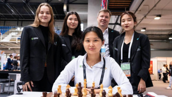 Фотография к новости: Тоқаев шахмат Олимпиадасында күміс жүлде алған әйелдер құрамасын құттықтады