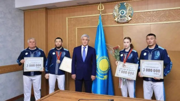 Фотография к новости: Паралимпиада жүлдегерлеріне пәтер кілті табысталды