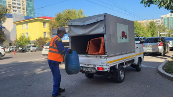 Фотография к новости: Алматыда қоқыс жәшіктерін тазалау үшін қосымша патруль енгізіледі