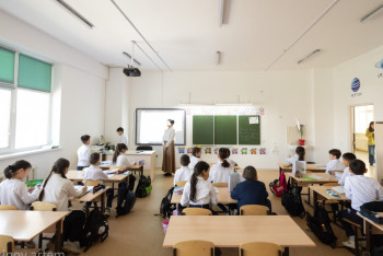 Фотография к новости: Астанада бір мектептің оқушылары телефоннан бас тартты