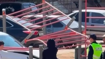 Фотография к новости: Жаңаөзенде жеңіл көлік балалар ойын алаңын талқандап тастады