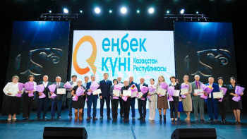 Фотография к новости: Елордада еңбек үздіктері марапатталды