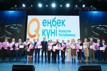 Фотография к новости: Елордада еңбек үздіктері марапатталды