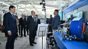 Фотография к новости: Президент Түркістандағы "SPK TURKISTAN" өндірістік паркіндегі кәсіпорындармен танысты