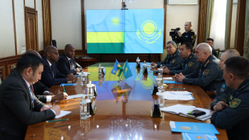 Фотография к новости: Қорғаныс министрі Руанда Президентінің өкілімен кездесті