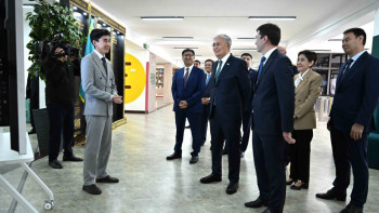 Фотография к новости: Тоқаев «Білім-Инновация» лицей-интернатында болды