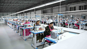 Фотография к новости: Мемлекет басшысы тігін фабрикасын аралап көрді