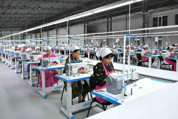 Фотография к новости: Мемлекет басшысы тігін фабрикасын аралап көрді