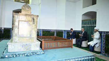 Фотография к новости: Тоқаев Қожа Ахмет Ясауи кесенесіне зиярат етті