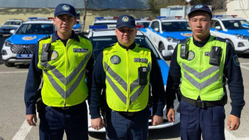 Фотография к новости: Атырауда полицейлер судан құтқарылған ер адамға алғашқы көмек көрсетті