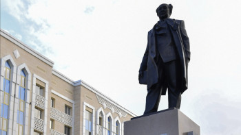 Фотография к новости: Астанада Мұхтар Әуезовтің ескерткіші ашылды