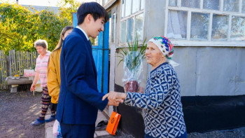 Фотография к новости: Еріктілер елордалық зейнеткерлерге азық-түлік себеттерін таратты