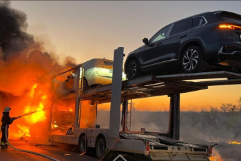 Фотография к новости: Ақтөбеде көлік тиеген автовоз өртке оранды