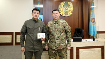 Фотография к новости: Жанып жатқан үйден 92 жастағы қарт ананы құтқарған полковник марапатталды