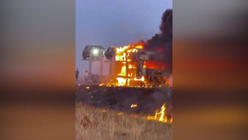 Фотография к новости: Ақтөбеде алты жеңіл көлік тиеген автовоз өртеніп, екі адам зардап шекті