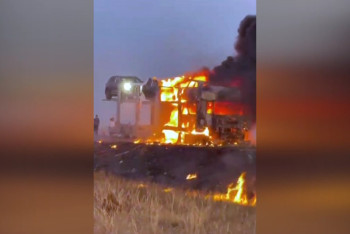 Фотография к новости: Ақтөбеде алты жеңіл көлік тиеген автовоз өртеніп, екі адам зардап шекті