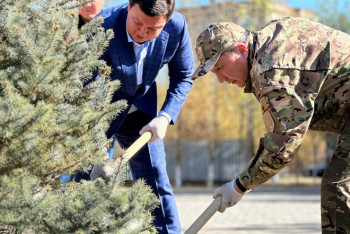 Фотография к новости: "Таза Қазақстан": Ақтөбелік төтенше жағдай қызметкерлері ағаш отырғызды