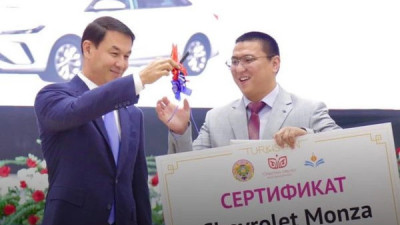 Шәкірті 42 елден шақырту алған ұстазға көлік мінгізді