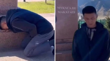 Фотография к новости: Мұқағалиға тіл тигізген блогер ақынның ескерткіші алдында тізерлеп кешірім сұрады