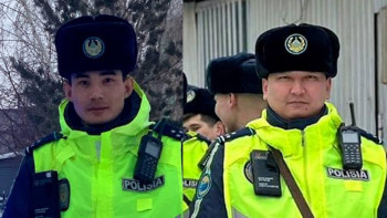 Фотография к новости: Көкшетауда полицейлер жанып жатқан пәтерден тұрғындарды эвакуациялады