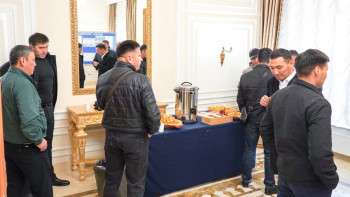 Фотография к новости: Мәскеуде сайлаушыларға ыстық шай мен бауырсақ ұсынылып жатыр