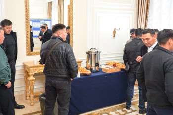 Фотография к новости: Мәскеуде сайлаушыларға ыстық шай мен бауырсақ ұсынылып жатыр